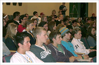 真剣に聞く生徒たち