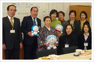 写真(高井戸小学校の皆さんと心の宅急便のメンバーの写真)