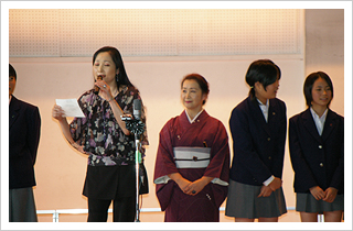 (�ʐ^)�O�H���񂪕���ŉ̂��Ă���Ƃ���